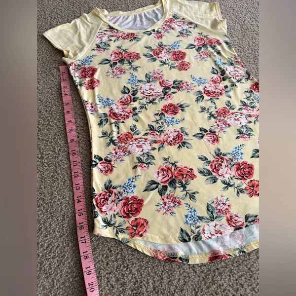 Yellow and Red Graphic Short Sleeve Tee Size L - Image 8