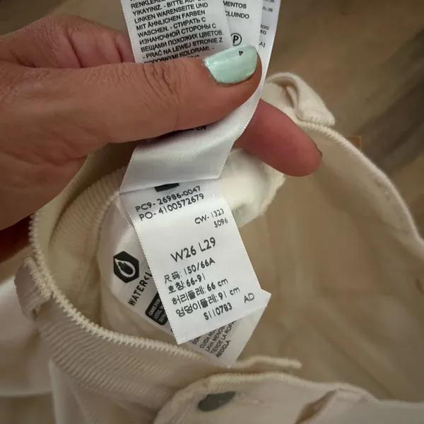 Levis High Waisted Mom Jean in Cream Cord - Image 10