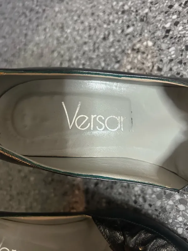 Vintage Versani Black Pointed-Toe Leather Heels with Decorative Knot - Image 2