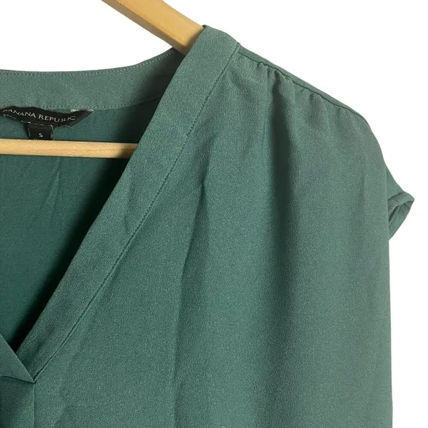 Banana Republic Solid Green Cap Sleeve V-Neck Crepe Popover Blouse Size Small - Image 5