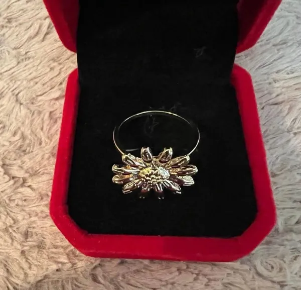 Gorgeous Gold Sunflower Ring Size 8 - Image 2