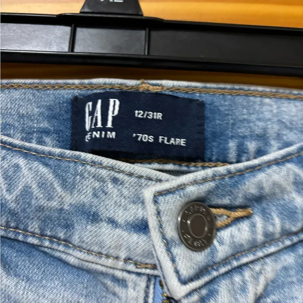 Gap Light Blue Distressed Women's Jeans - Image 2