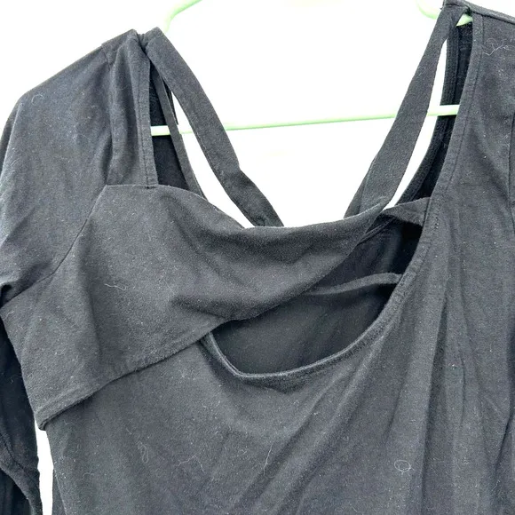 Fabletics size medium black long sleeve top criss cross back‎ detail - Image 3