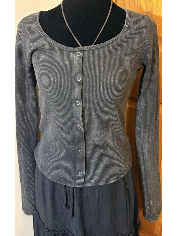 Pink Rose Top Women Blouse Gray Ribbed Knit Button-Up Scoop Neck Top M Long Sleeve - Image 2