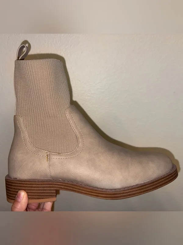 DV Dolce Vita Beige Sock Chelsea Booties Size 9 - Image 5