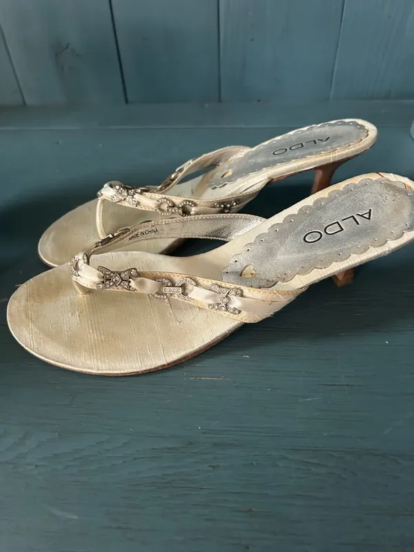 Vintage ALDO Cream Rhinestone Kitten Heel Thong Sandals | Size 39 - Bridal - Image 2
