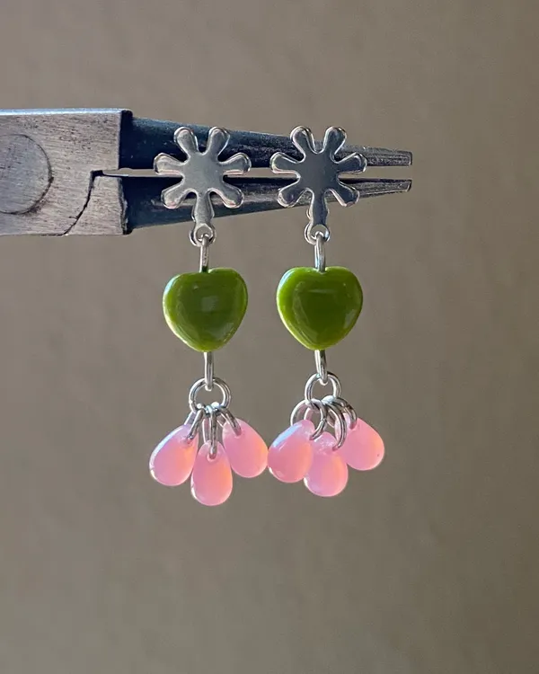 czech glass opaque olive green color heart & pink teardrop beads earrings💚 - Image 9