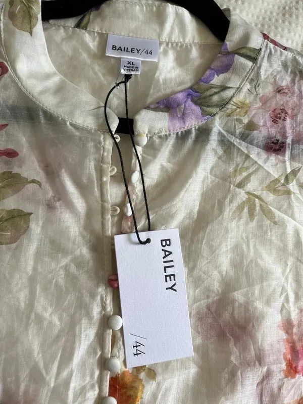 NWT WOMENS BAILEY 44 LIGHT SILKY FLORAL LAYOCELL BUTTONS Size XL - Image 3
