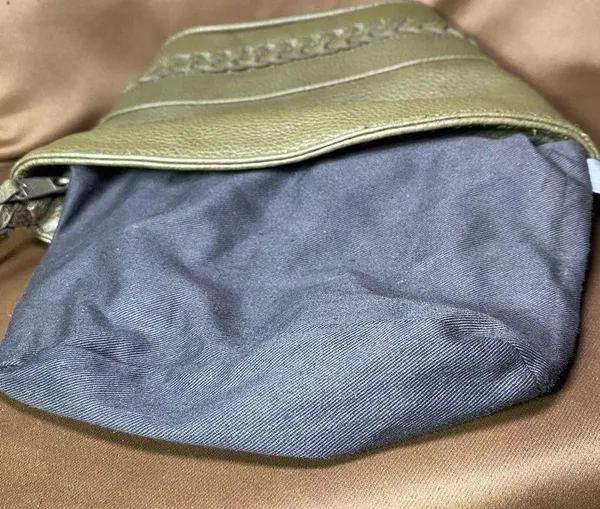 Saddle River Chic Green Leather Bucket Bag - Image 7