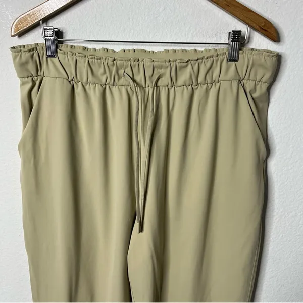 Lululemon‎ Stretch High Rise Crop 23" Trench Tan Pants Womens Size 14 - Image 4