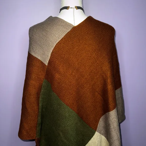 NEW Boutique Color Block Poncho with Fringe - Image 10