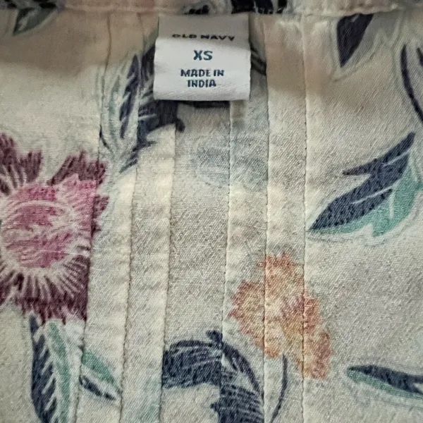 Old Navy 3 items for $15 | Navy Floral Print Sleeveless Blouse🌵🦎 - Image 3