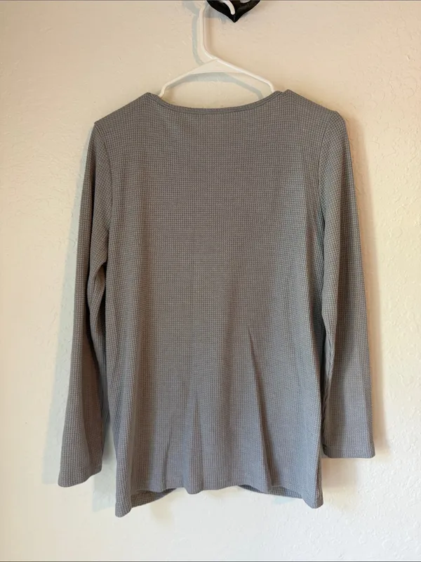 Lace Yoke Gray Long-Sleeve Knit Top with Front Twist - Image 7