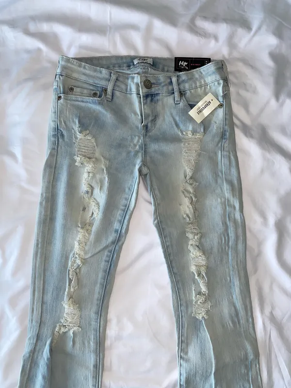 Light Wash Low Rise Destroyed Skinny Jeans - Image 3
