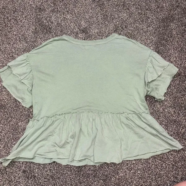 Originality Green ruffle crop top in Xs - Image 3