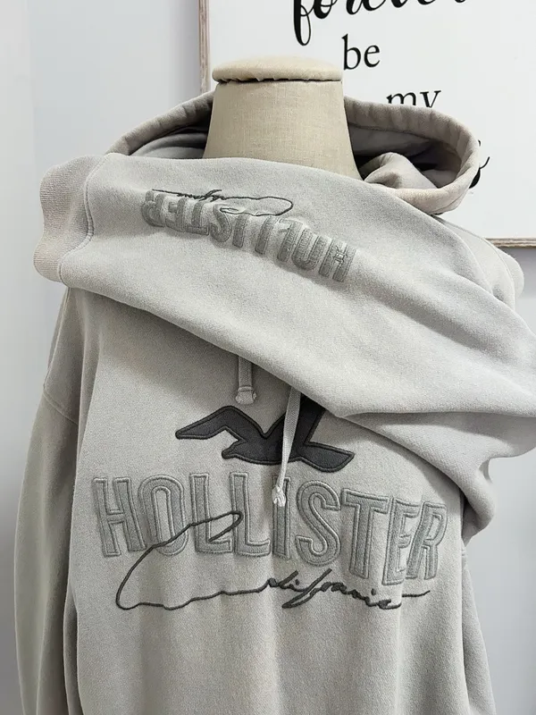 Hollister California Embroidered Logo Pullover Hoodie in Gray - Image 2