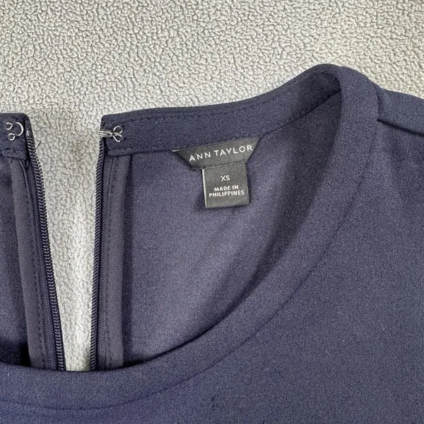 Ann Taylor Navy Blue Sleeveless Shell Top XS Keyhole Back Stretch Blouse - Image 3
