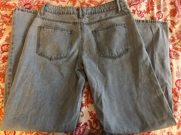 Edikted Low-Rise Jeans Raelynn Washed - Image 3