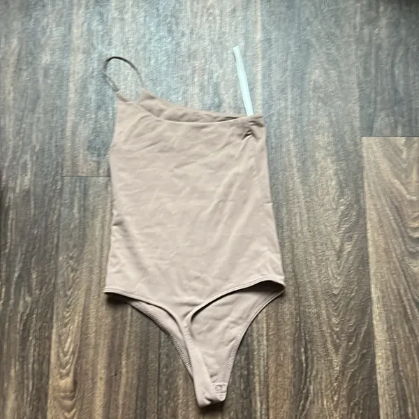 Babaton Contour Bodysuit one shoulder - Image 3