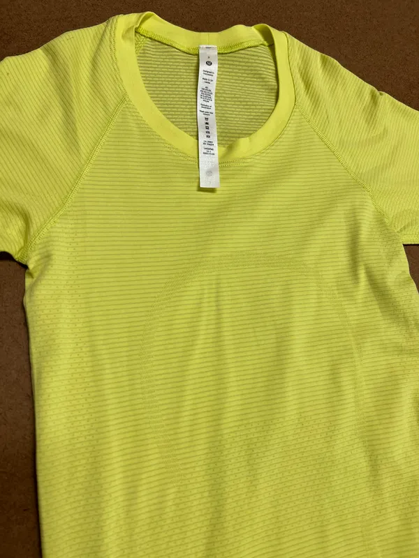 Lululemon Size 2 Short Sleeve Highlight Yellow Swiftly - Image 2