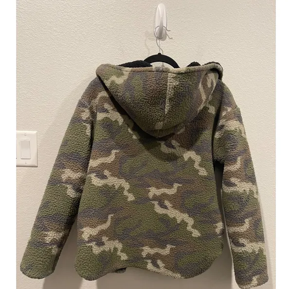 American Eagle OUTFITTERS Green Camo Cropped Fleece Sherpa Jacket - Image 3