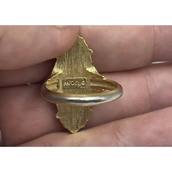 🔥VTG 1976 Avon Kensington Edwardian VIC Revival Goldtone Ring SZ 7 READ - Image 2