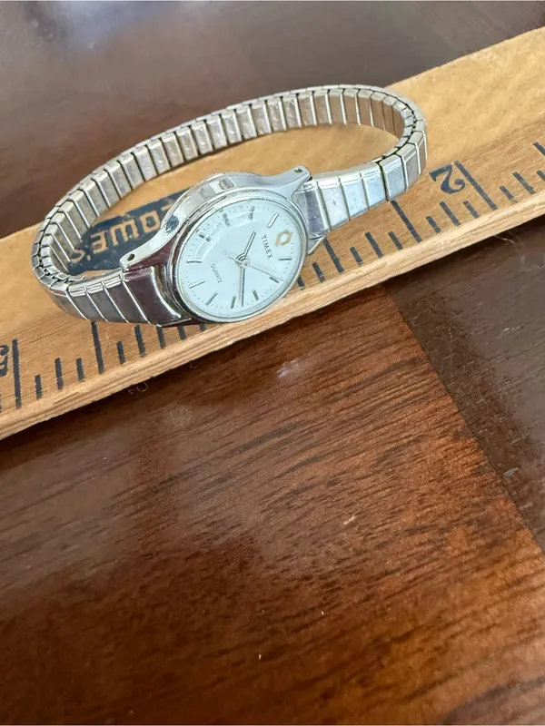 Vintage Timex Stretchy Watch need batteries - Image 2