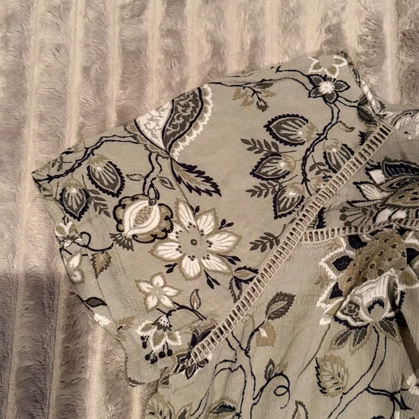 Loft Outlet Sage Green Floral Paisley‎ Ladder Lace Keyhole Back Blouse Large - Image 4