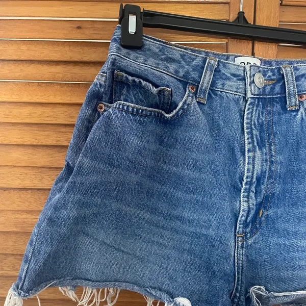 BDG Urban Outfitters Mom High Rise Blue Denim Cutoffs Shorts Sz 27 - Image 3