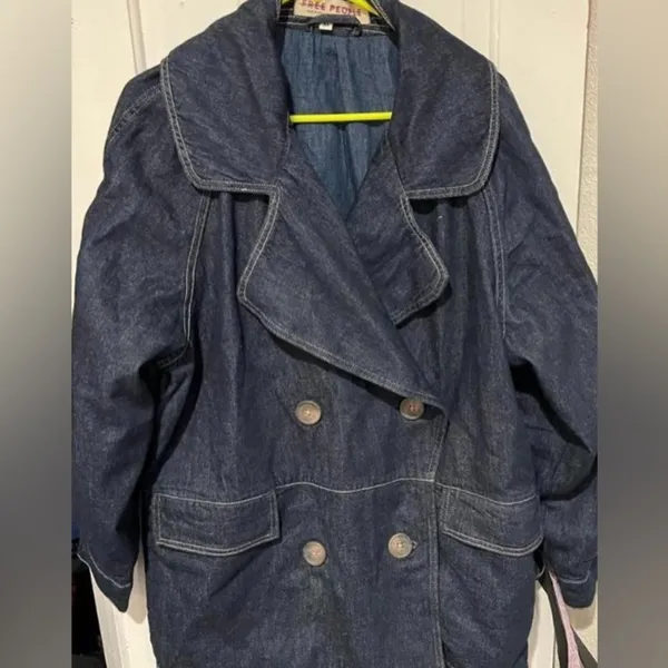 Free People Denim Car Denim Jacket. Size medium - Image 4