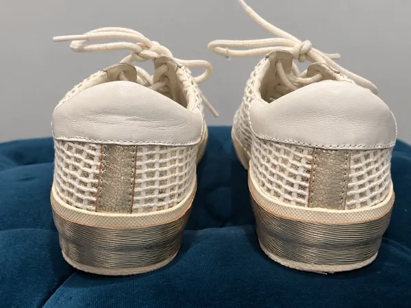 Dolce Vita Sneakers bone w/ gold metallic finishes - Image 6
