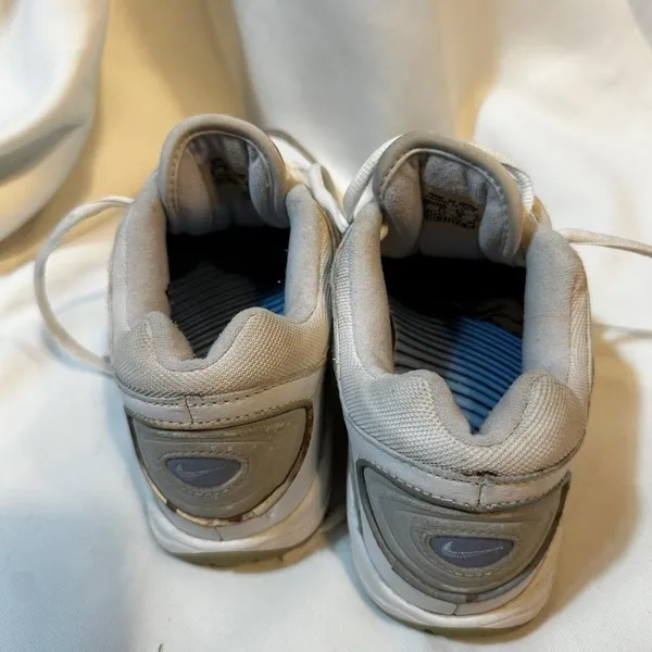 SH26. white and grey Nike Airliner - Image 4
