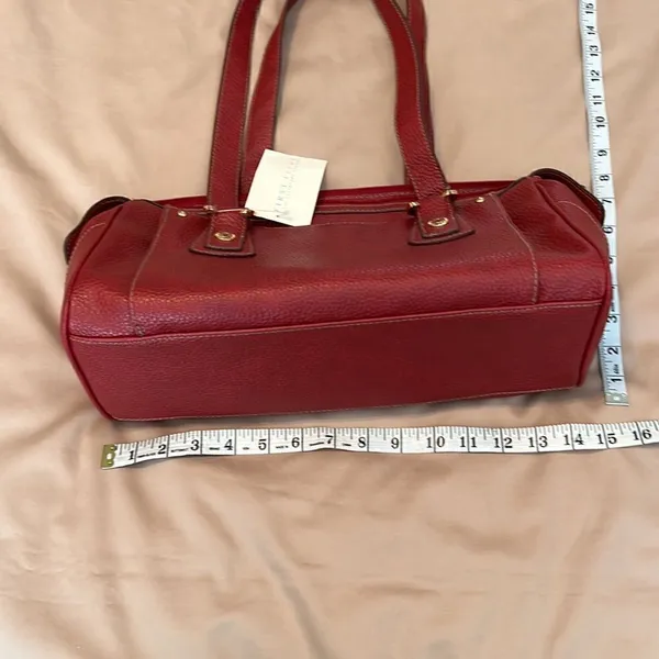 NWT First Issue red pebbled faux leather bag 1 inside & outside pocket zip close - Image 13