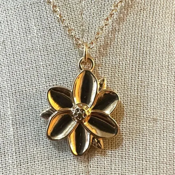 Gold tone flower pendant necklace - Image 2