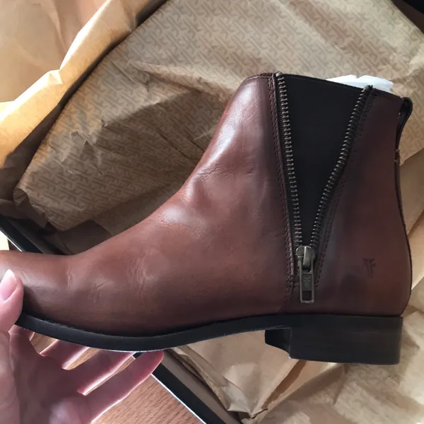 Frye Carly Zip Chelsea Booties Size 6 New In Box - Image 4