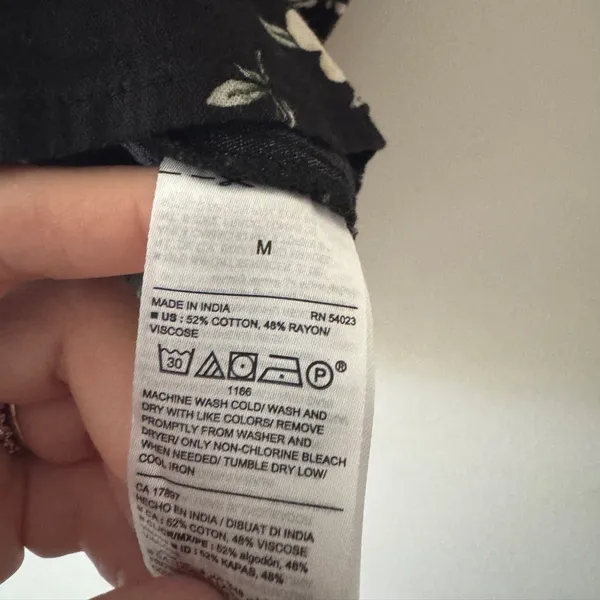Old Navy Black‎ Floral Printed V Neck Top - Image 6
