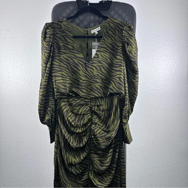 Moon River Green Long Sleeve Gown with‎ V-neck - Image 2
