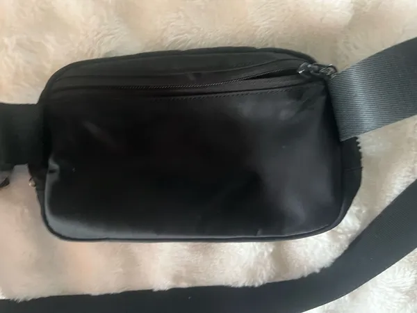 Lululemon Black Belt Bag Everywhere - Image 4