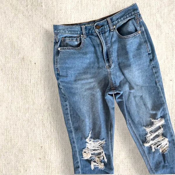 American Eagle Mom Jeans Size 6 Medium Blue Wash Distressed High Rise EUC - Image 2