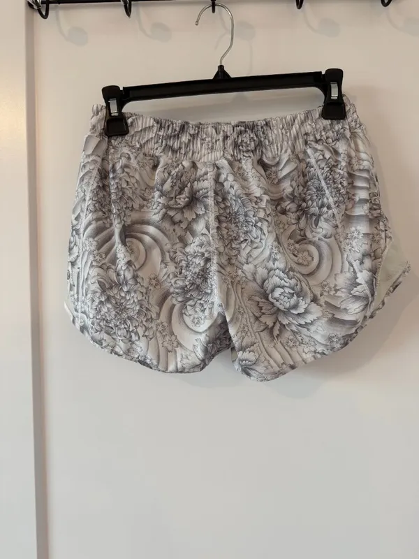 Lululemon Hotty Hot Short II - Image 2