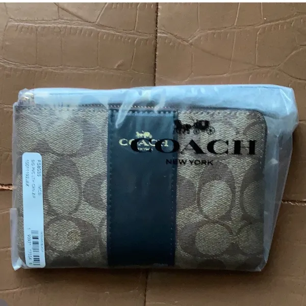 Coach Designer Zip Wristlet in Signature Canvas Black and Beige NEW - Image 4