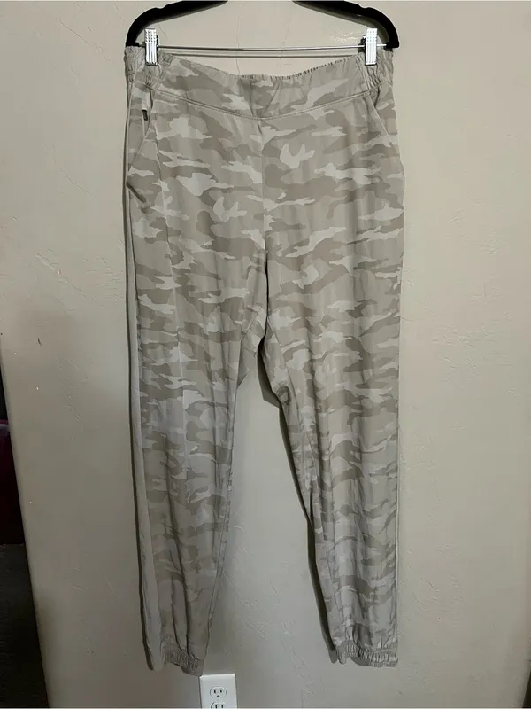 Athleta Brooklyn Textured Cream Camo Tall Jogger Travel Performance‎ Pants - Image 2