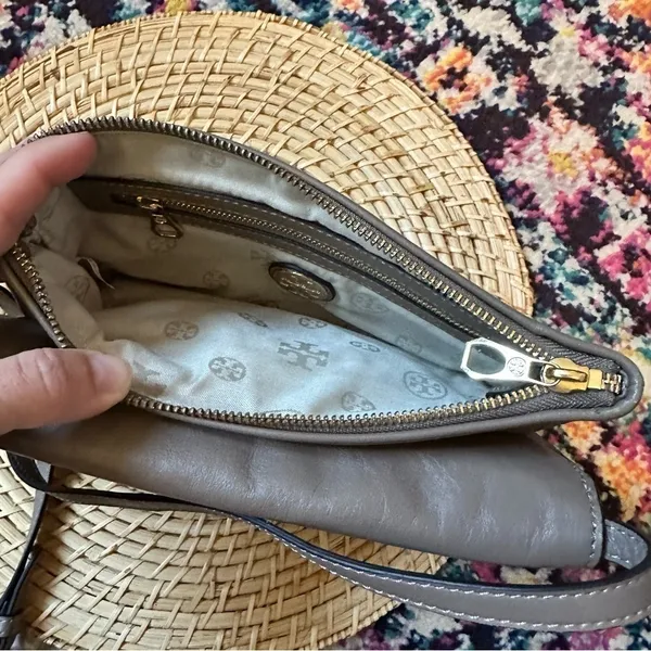 Tory Burch Leather Crossbody Bag - Image 8