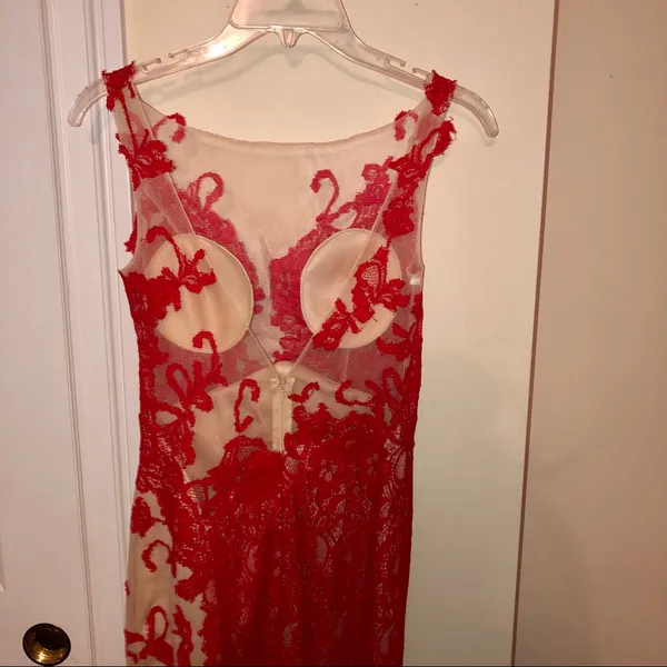 jovani red and nude lace fitted prom dress - Image 5