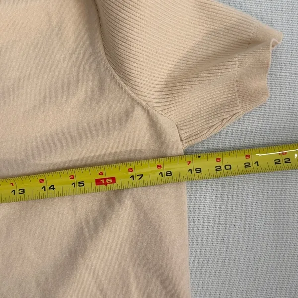 Cabi Vneck short sleeve cream sweater size medium - Image 5