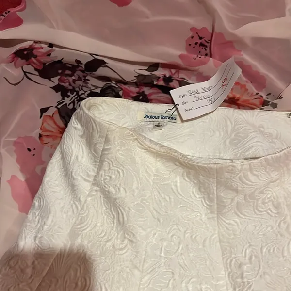 Gorgeous White Floral Embossed Sm Skirt *Brand New* Great for Formal Occasions - Image 2