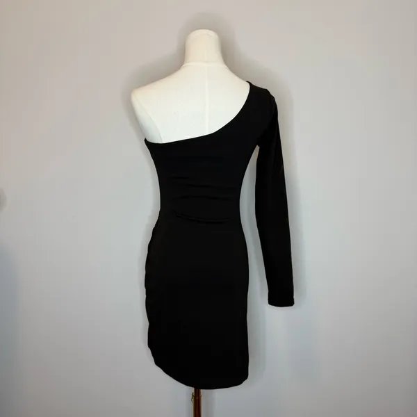 Windsor One-Shoulder Black Ruched Bodycon Dress - Image 4