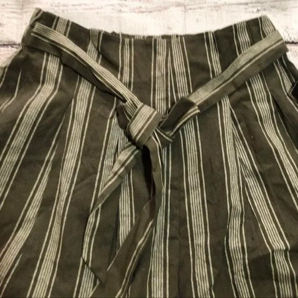 Forever 21 Striped Crop Top & Paper Bag Shorts Set - Image 6