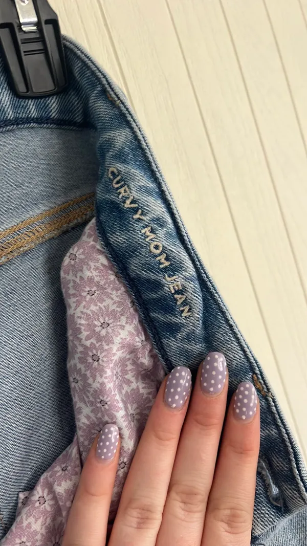 Outfitters Mom Jeans - Image 4