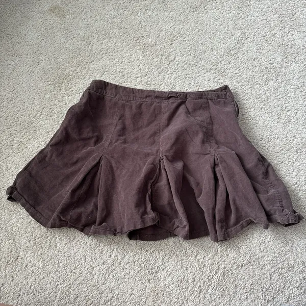 Eyeshadow Brown Pleated Skirt - Image 2